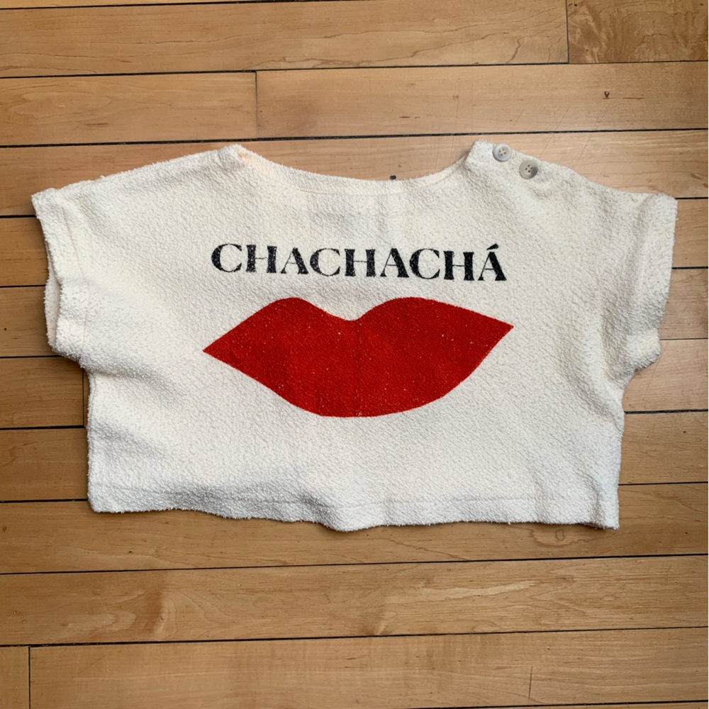 Iconic Bobo Choses chachachá lips cropped top. 6-7y